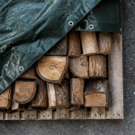 bache pour bois sur bûches empilées