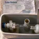 Fuite flotteur wc : réservoir ouvert et flotteur pour stopper le gaspillage