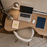 Aménager un bureau dans un petit espace : bureau compact d’angle avec rangement