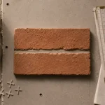 Brique pour mur intérieur rouge, grise ou sable rosé, pose avec mortier et joints