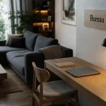 Coin bureau salon discret : petit bureau près du canapé, lumière naturelle et lampe