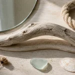 Idées déco bois flotté ambiance nature : miroir et bois flotté sur table
