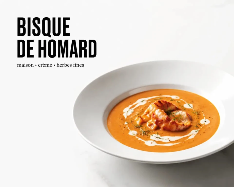 Recette bisque de homard maison servie dans une assiette creuse blanche, texture veloutée et finition raffinée