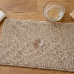 Nettoyer tapis : peu d’eau, microfibre, test avant nettoyage